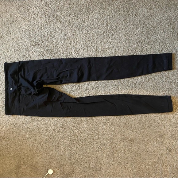black lululemon wonder under - Picture 2 of 3
